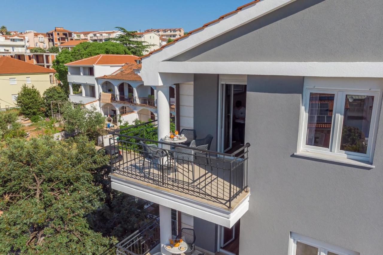 Island Resort Mihaela - Happy Rentals Трогир Экстерьер фото