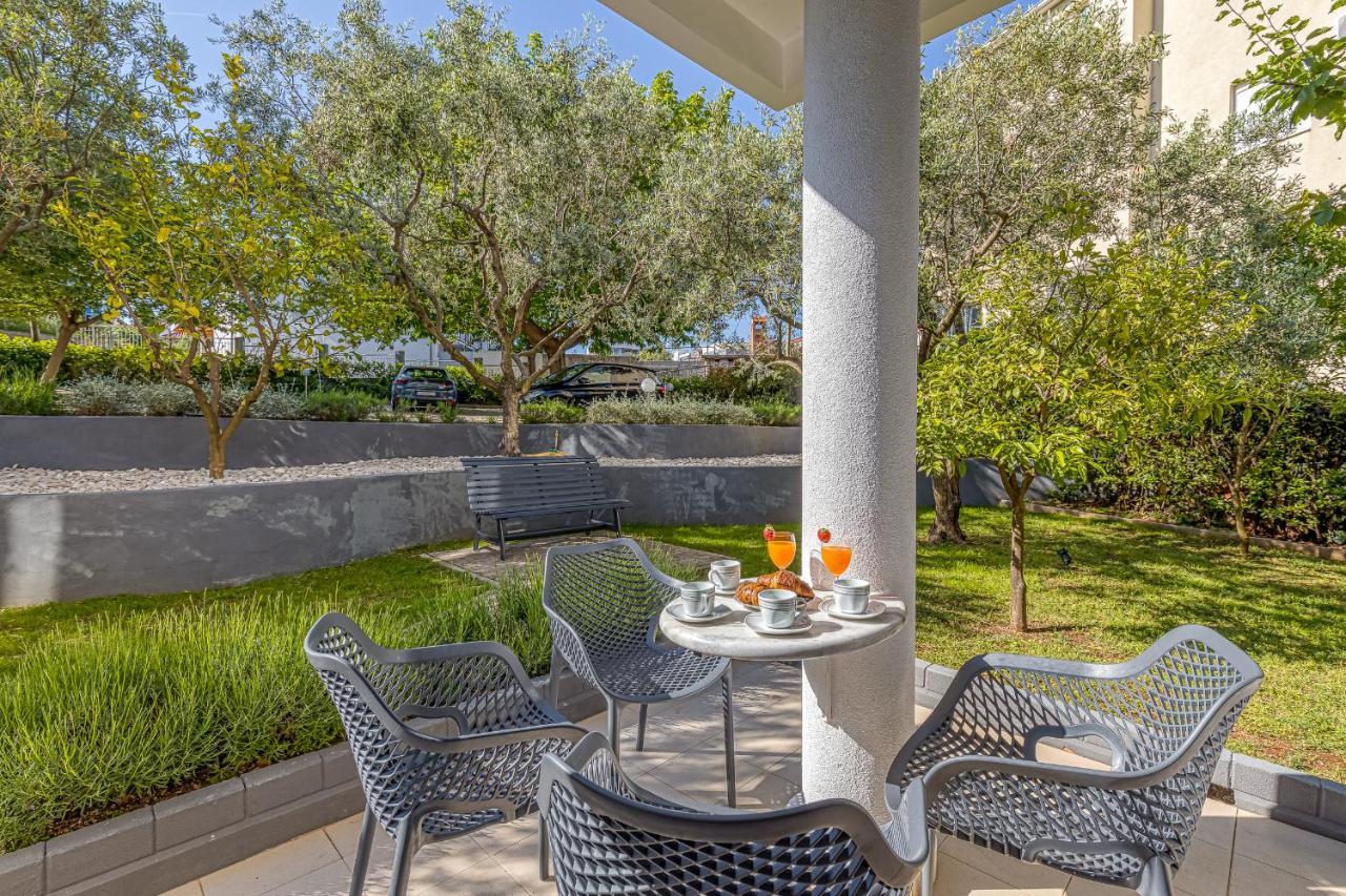 Island Resort Mihaela - Happy Rentals Трогир Экстерьер фото
