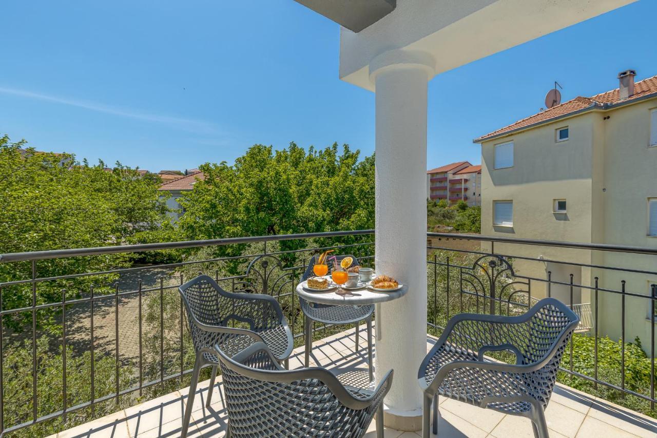 Island Resort Mihaela - Happy Rentals Трогир Экстерьер фото