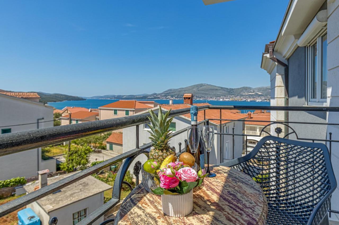 Island Resort Mihaela - Happy Rentals Трогир Экстерьер фото